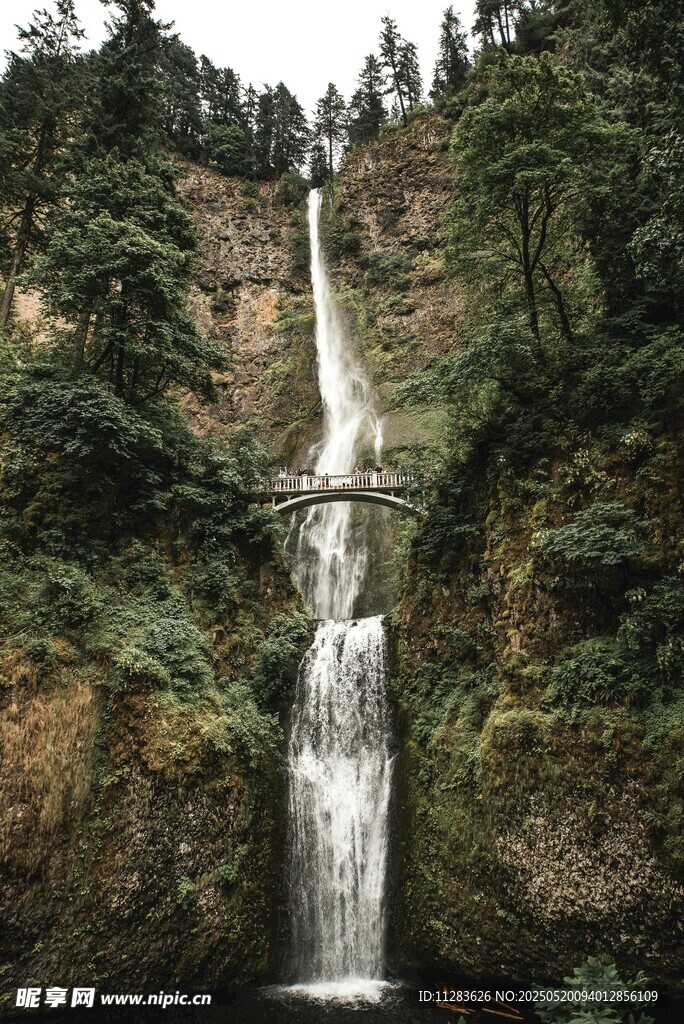 山间壮丽瀑布景观