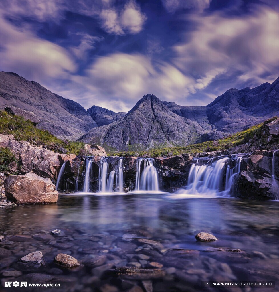 山间瀑布与壮丽山景