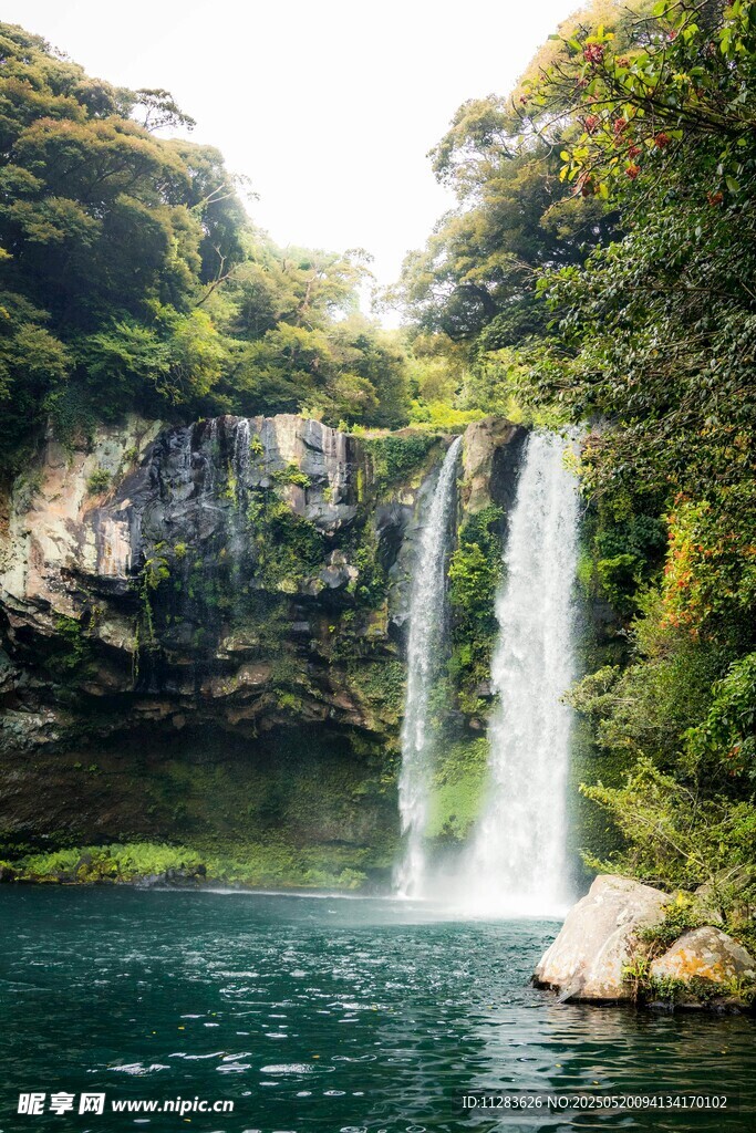 山间飞瀑下的碧绿潭水