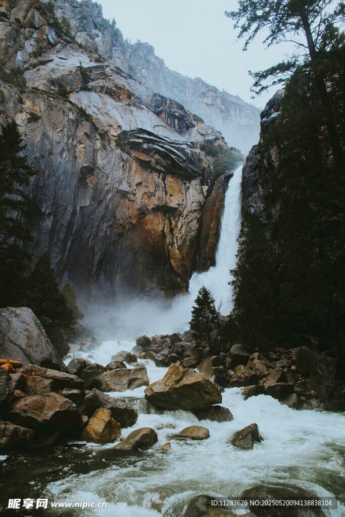 山间瀑布溪流壮丽景观