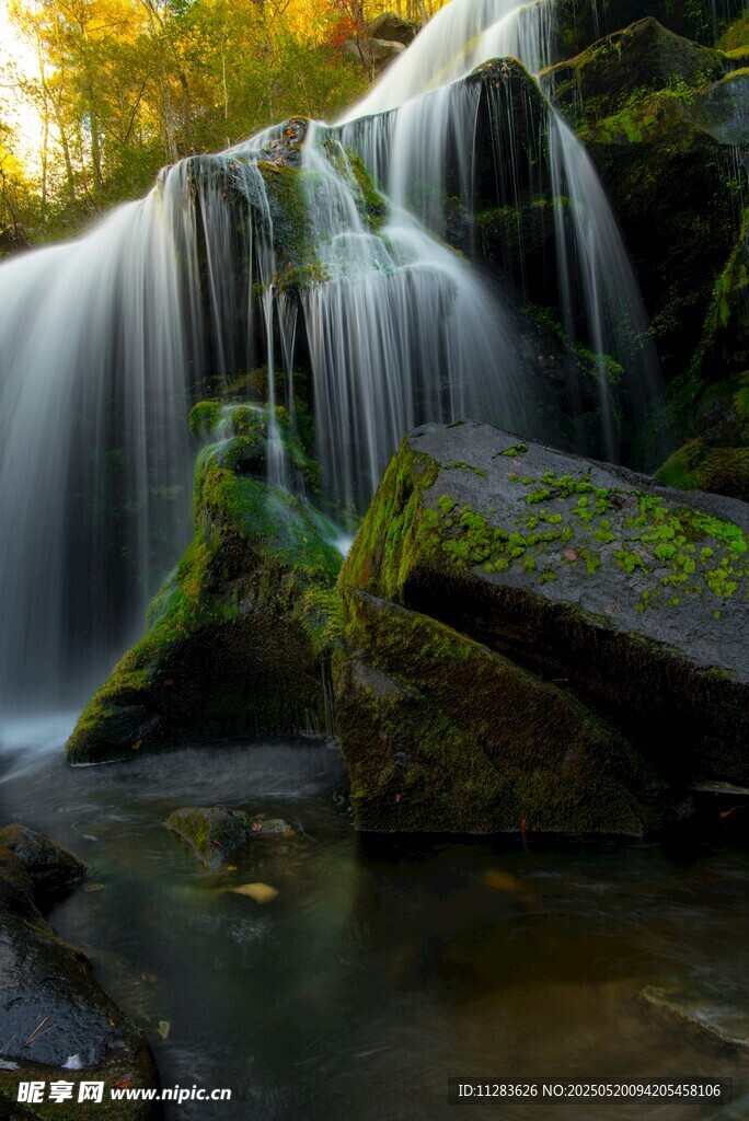 山间瀑布美景