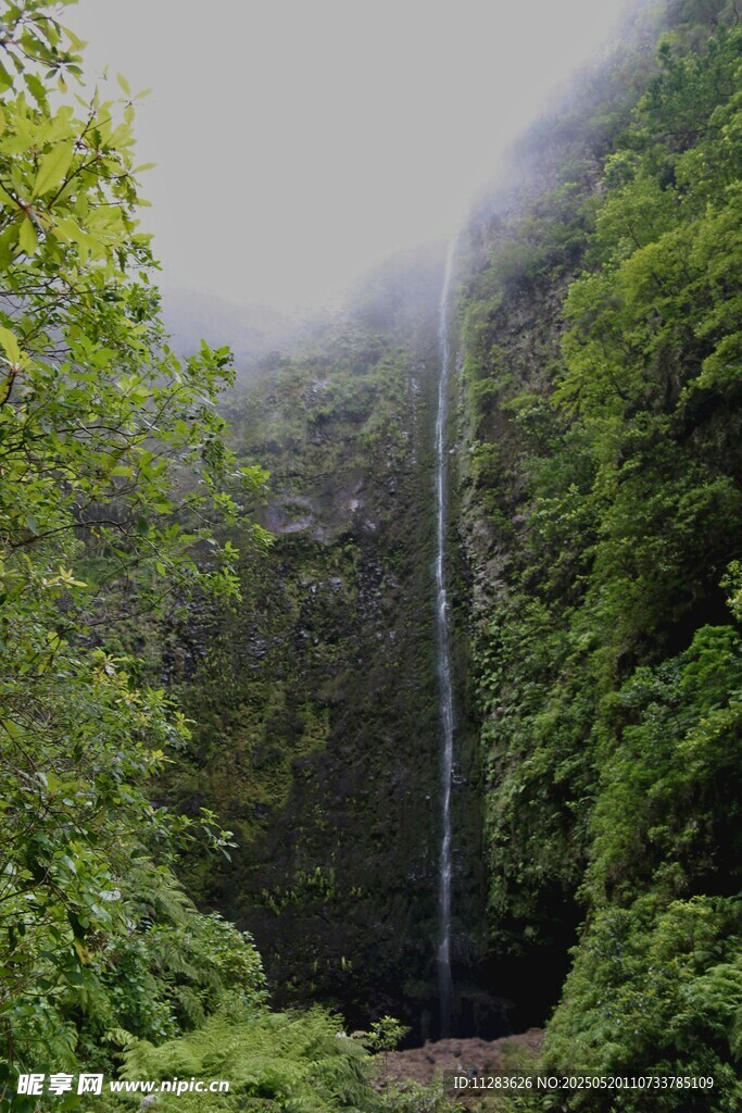 山林间的朦胧瀑布景观