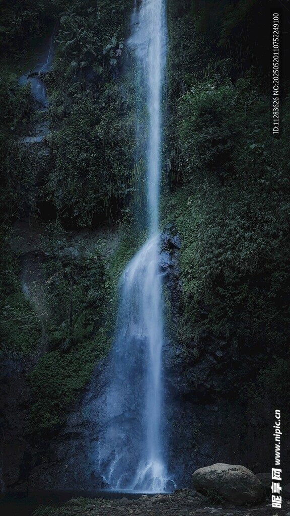 山间瀑布美景