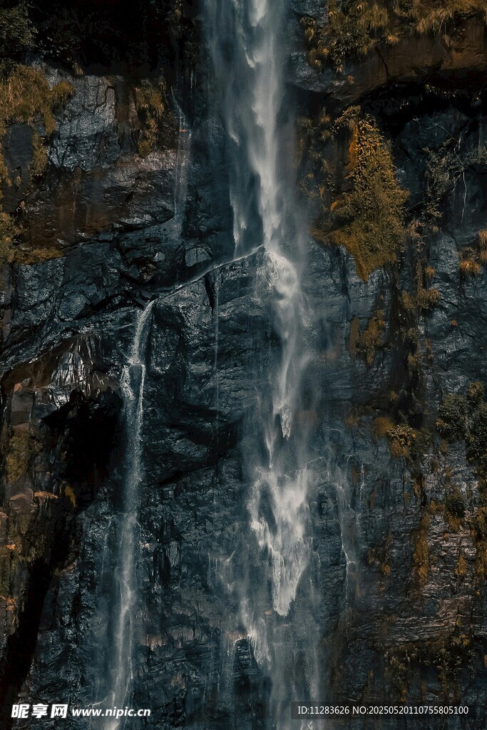 山间瀑布景观