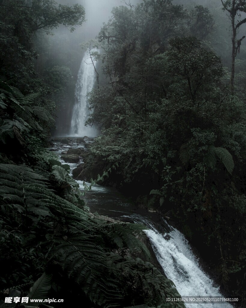 山林间的迷雾瀑布景观