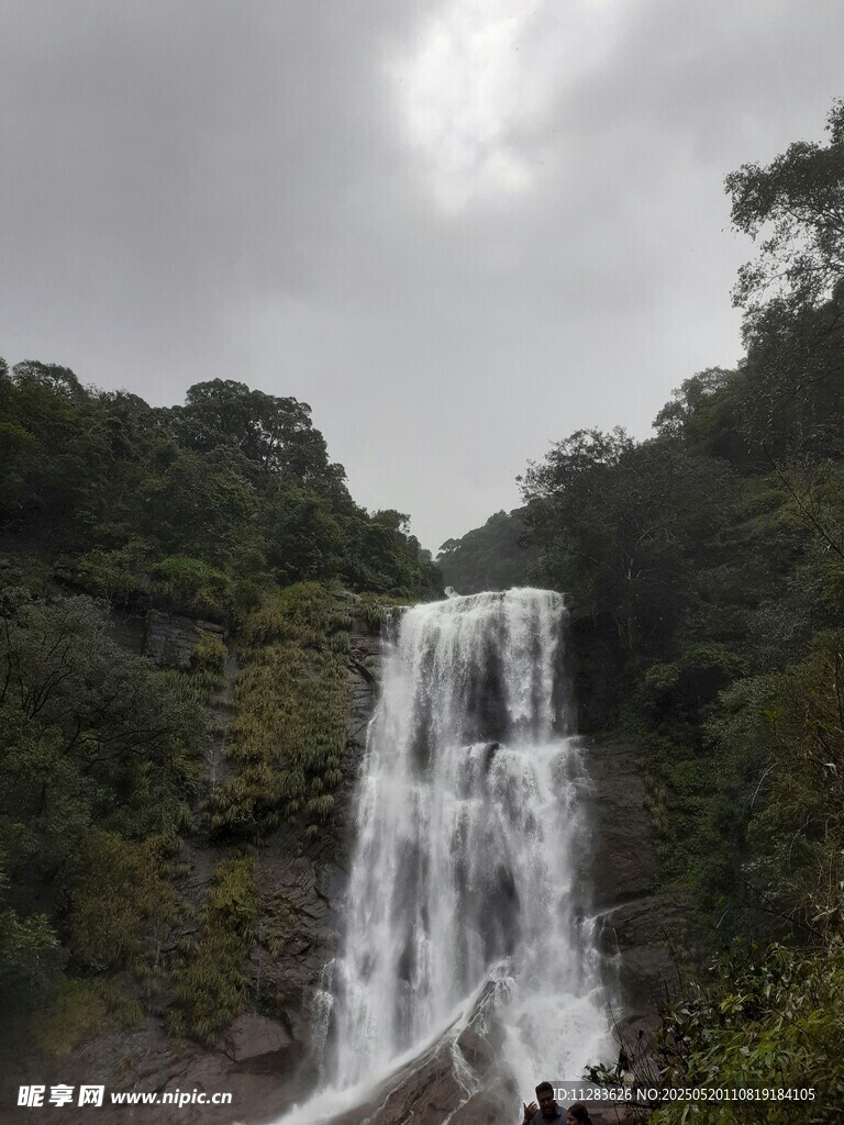 山间瀑布景观