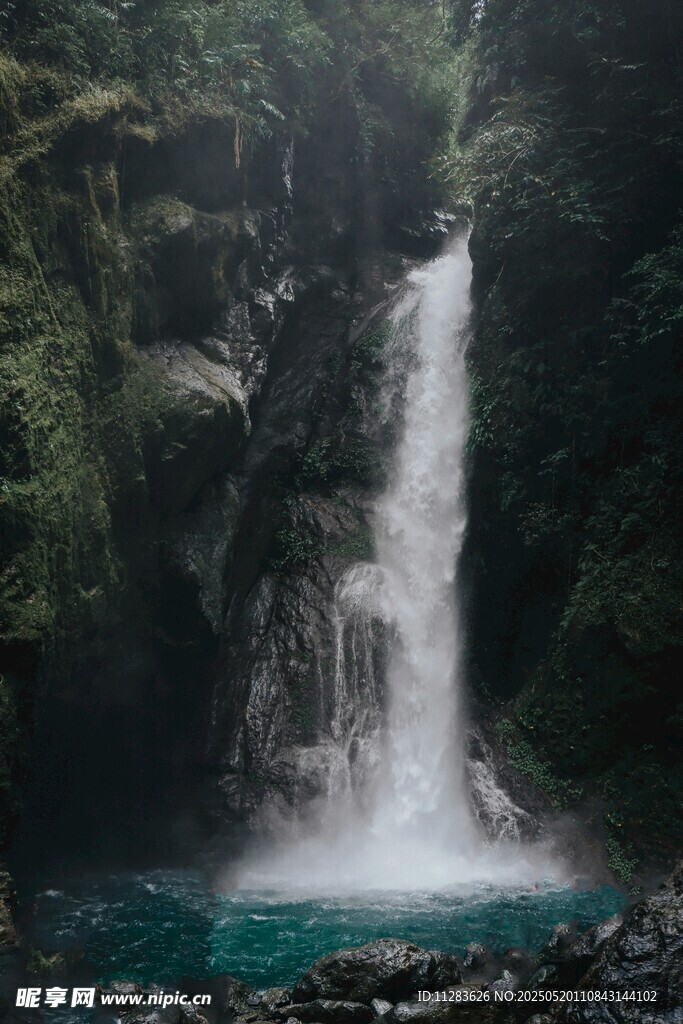 山间飞瀑下的幽蓝潭水