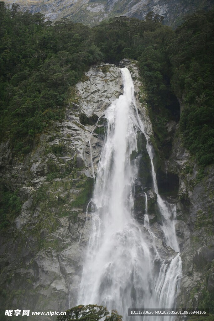 山间壮丽瀑布景观