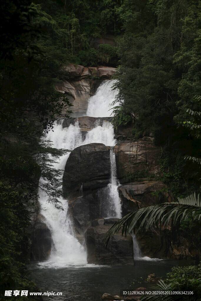 山间瀑布美景