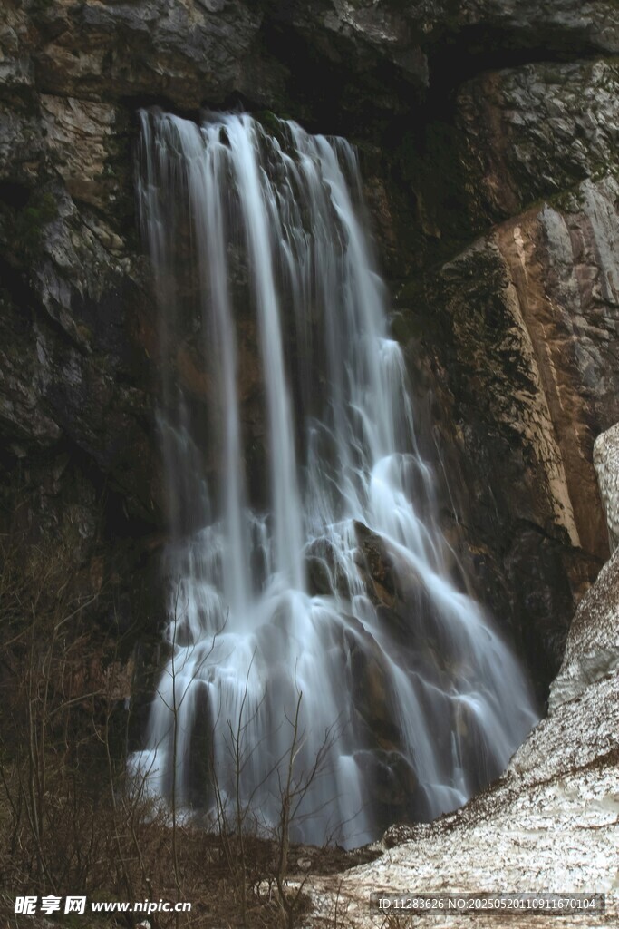 山间小瀑布美景
