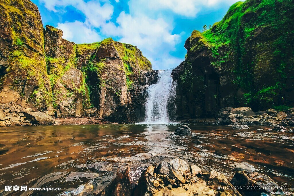 山间飞瀑美景