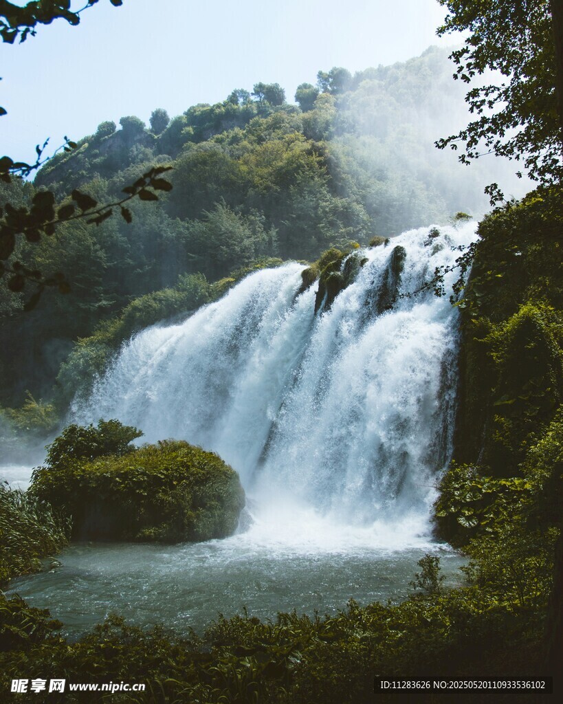 山间瀑布美景
