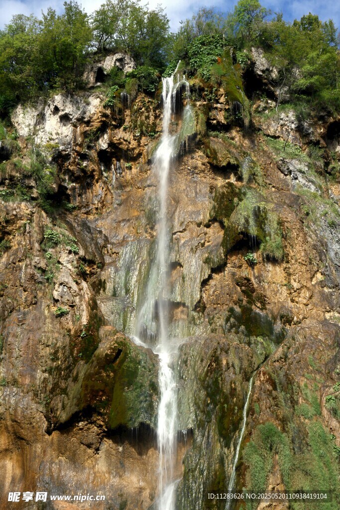 山间瀑布美景