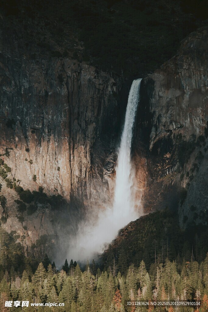 山间瀑布美景