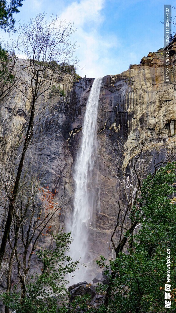 山间瀑布美景