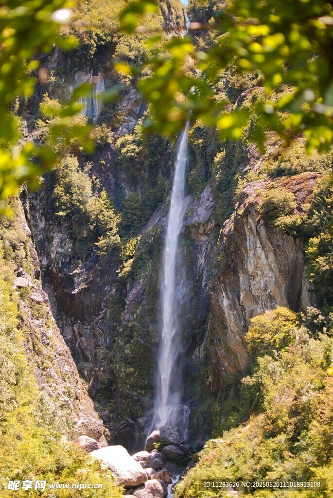 山间瀑布美景