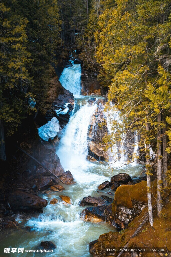 山间溪流瀑布自然美景