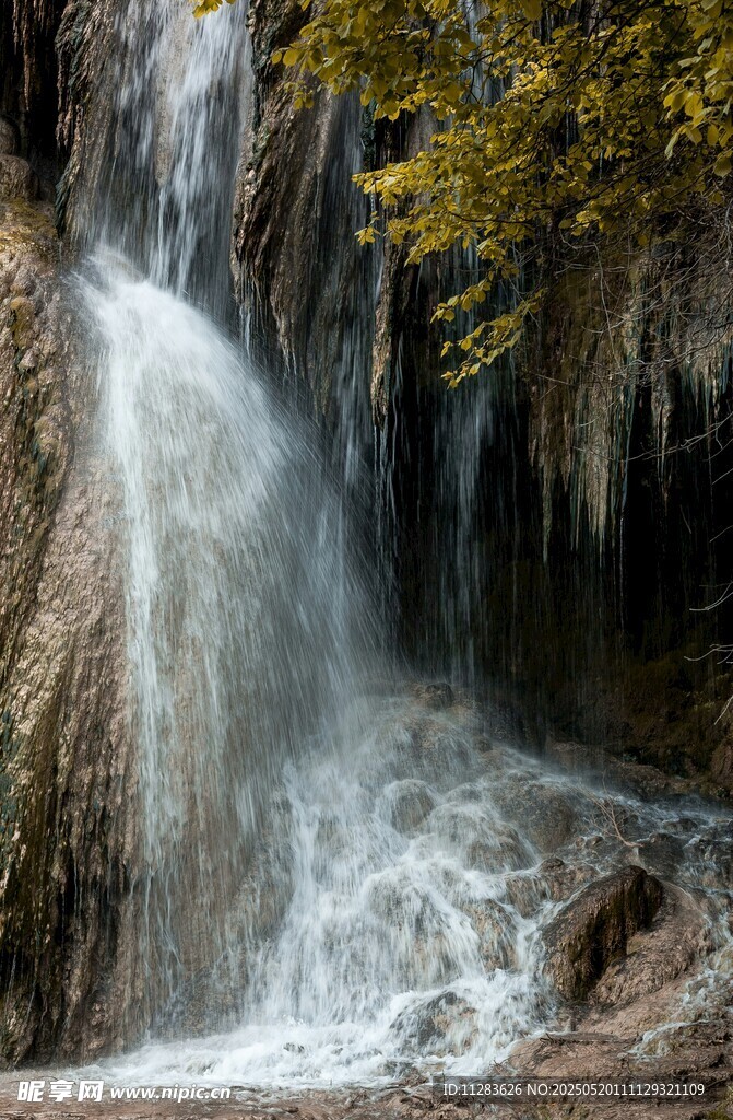 山间瀑布美景