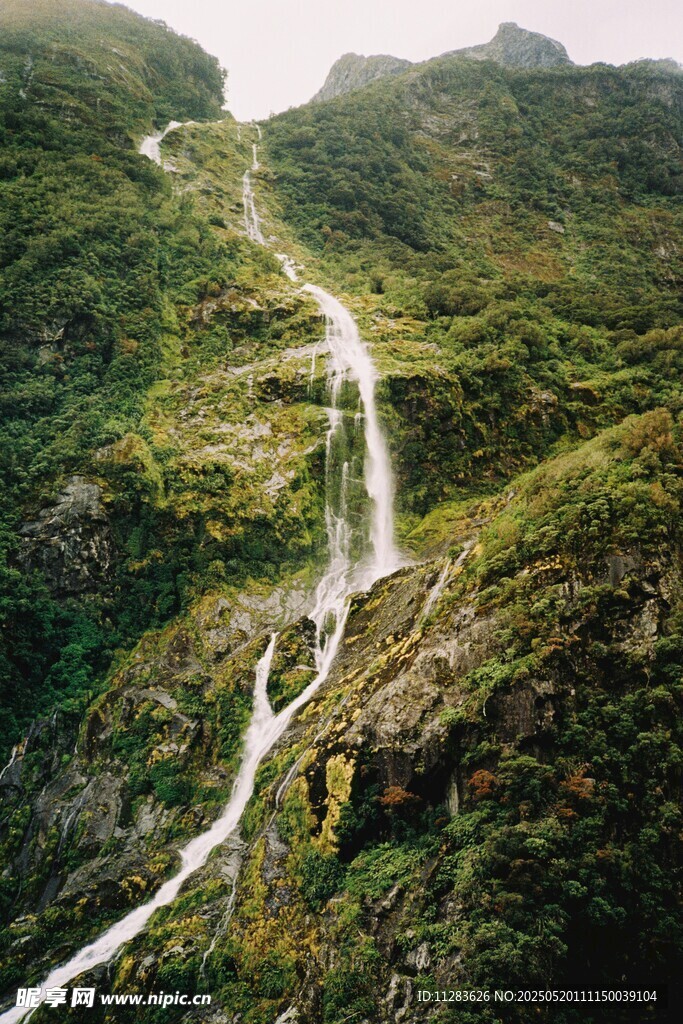山间蜿蜒公路与壮美瀑布
