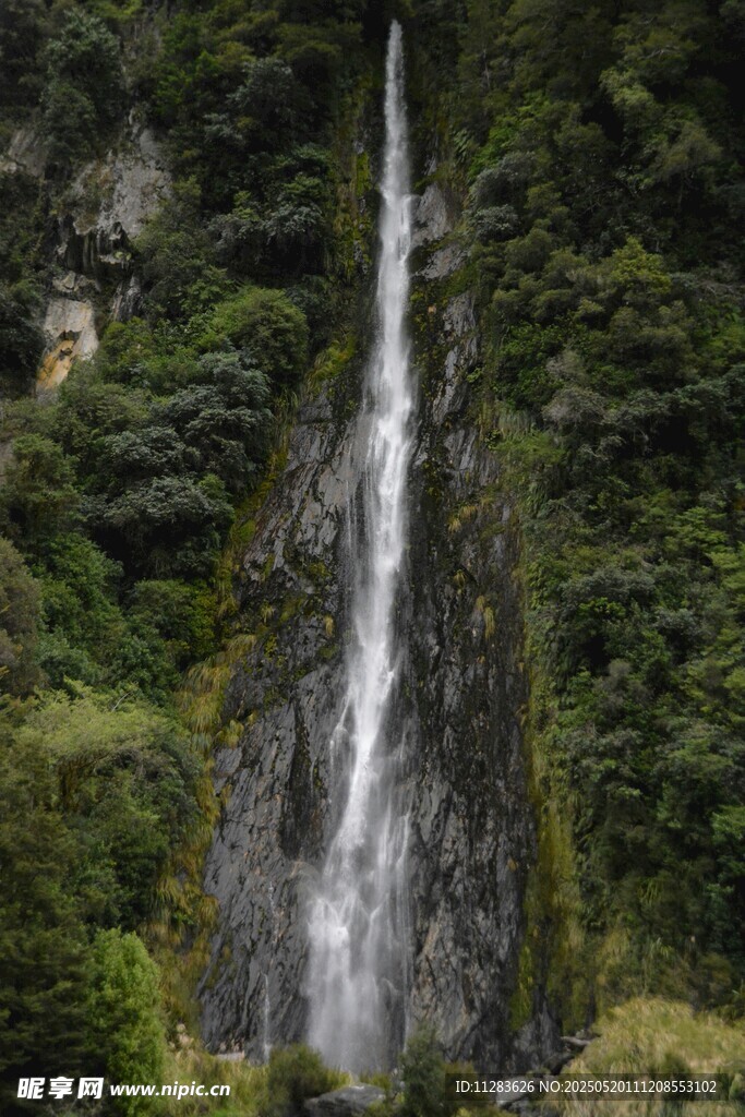 山间瀑布美景
