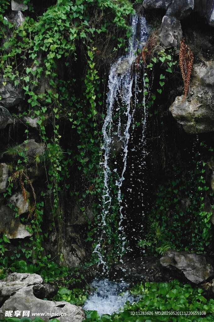 山间小瀑布绿植环绕美景