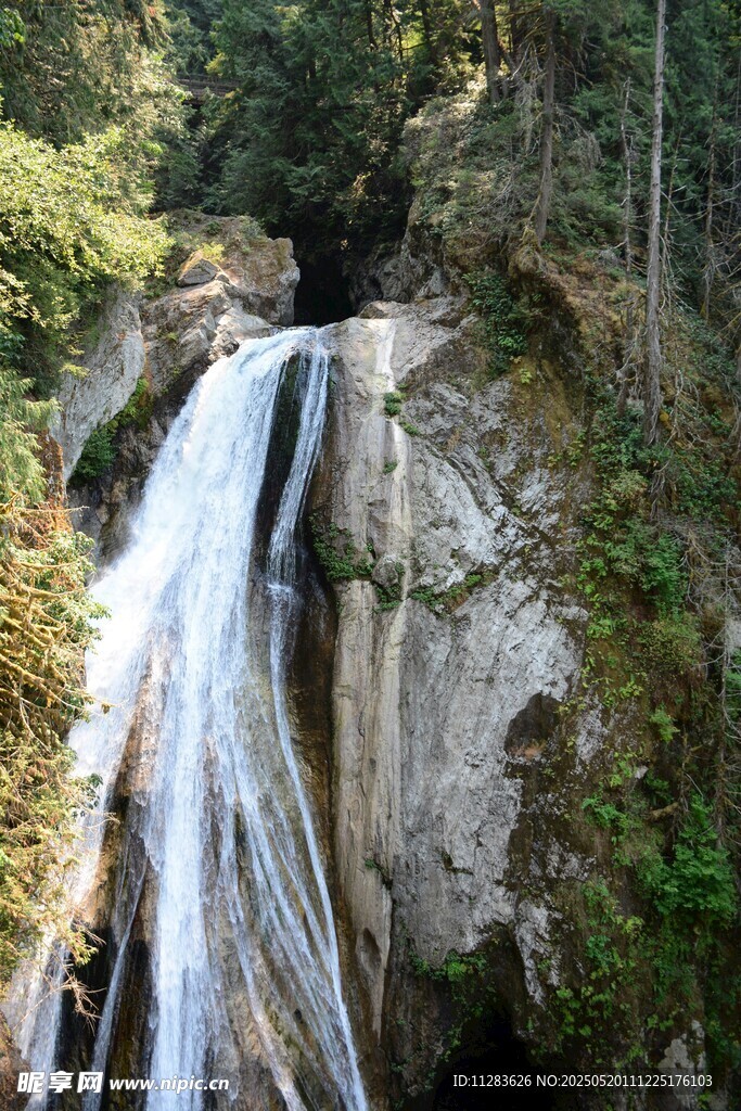 山间瀑布美景