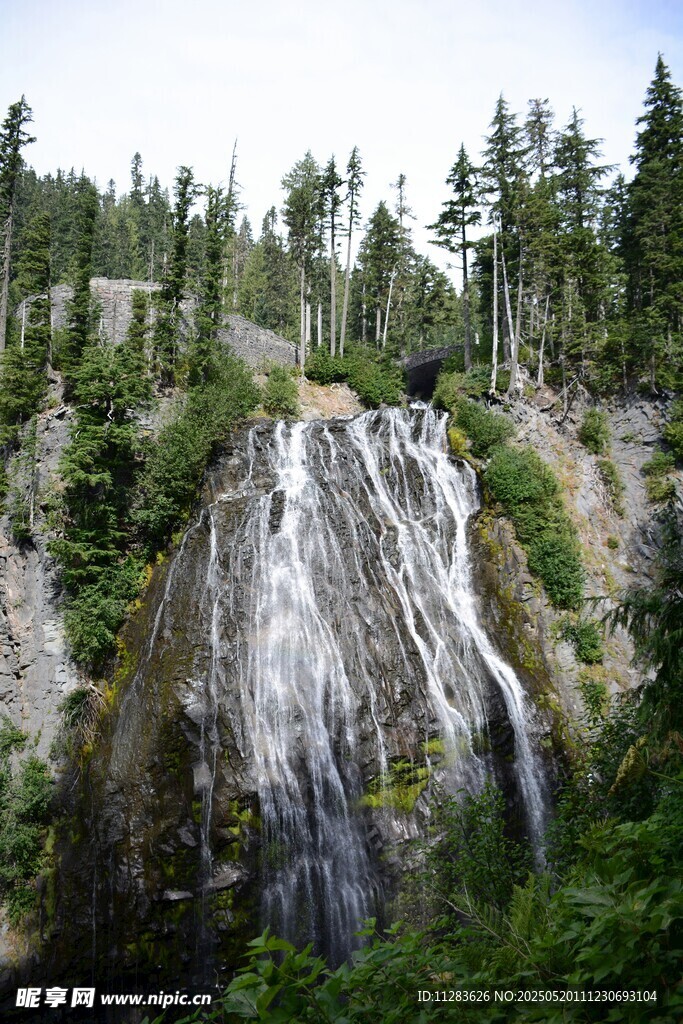 山间瀑布美景