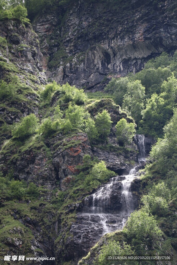 山间瀑布绿植美景