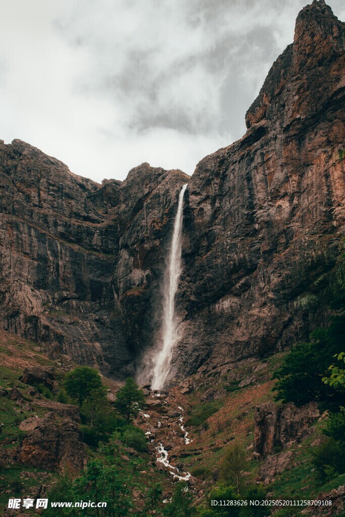山间瀑布壮丽自然景观