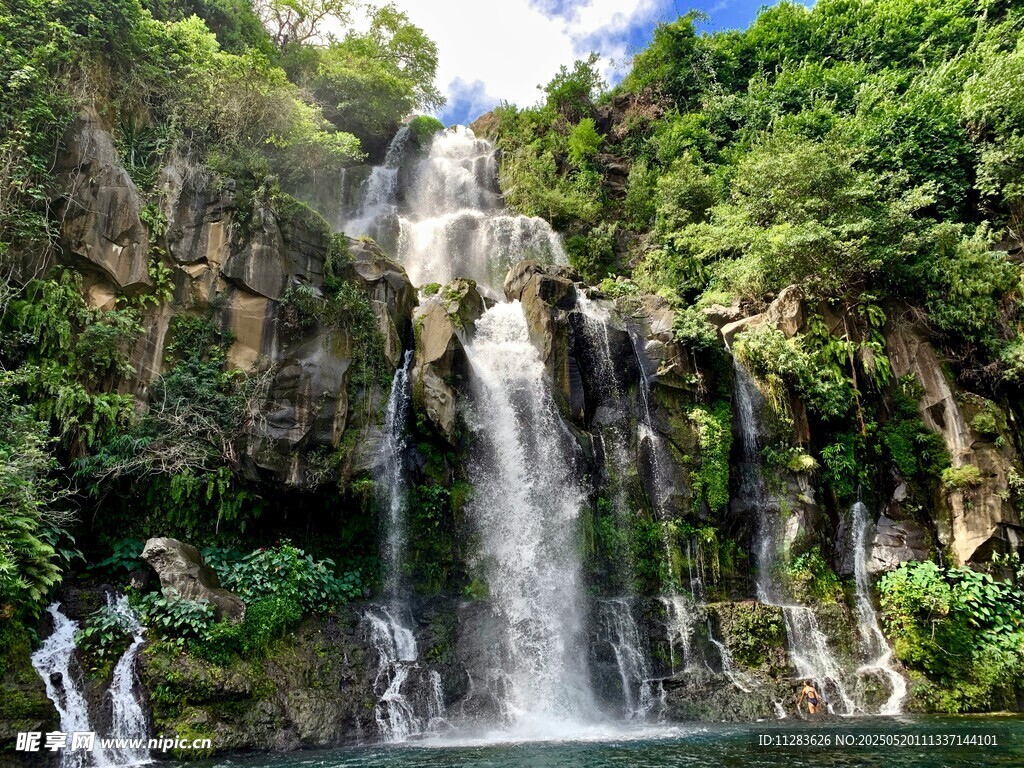 壮观山林瀑布景观