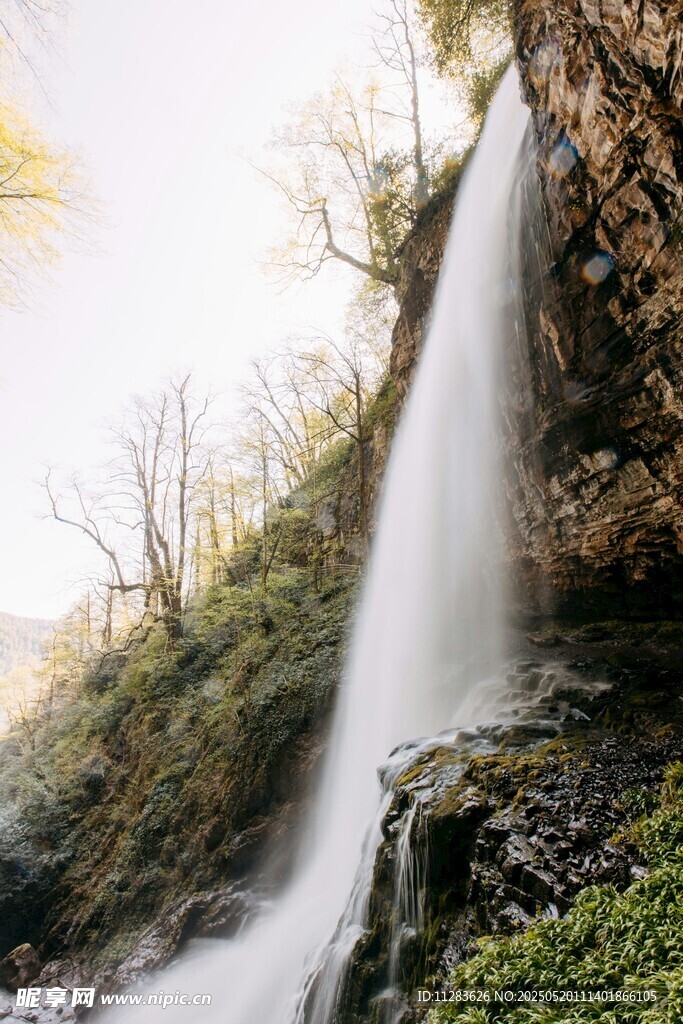 山间瀑布美景