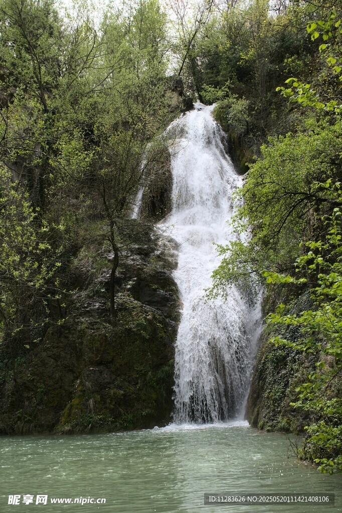 山间瀑布美景