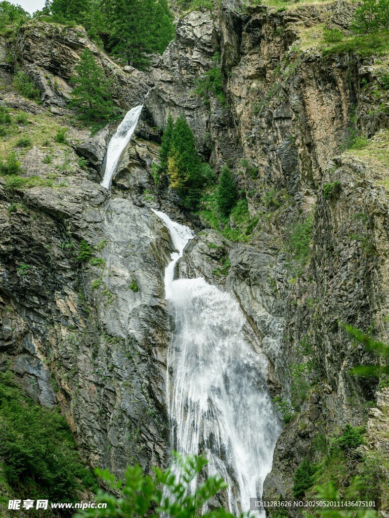 山间瀑布美景