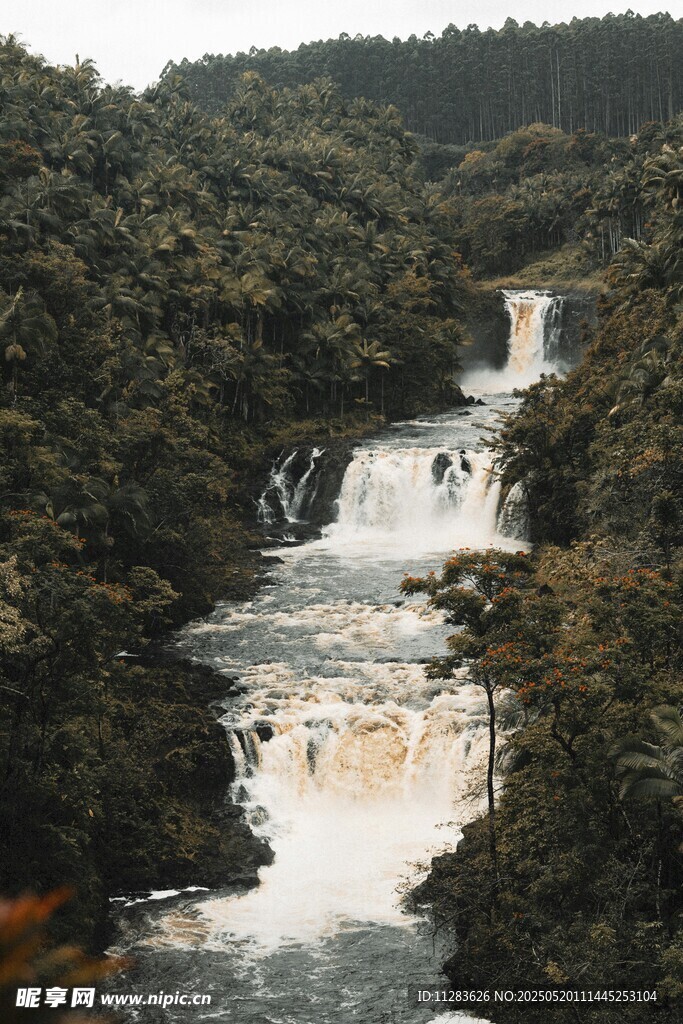 壮丽山间瀑布景观