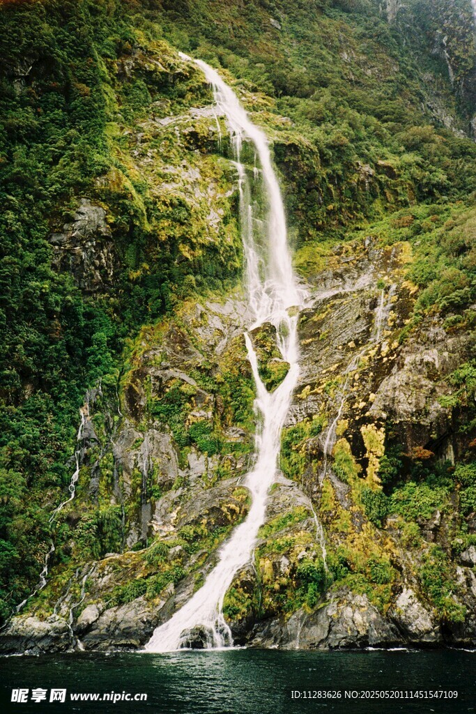 山间飞瀑美景
