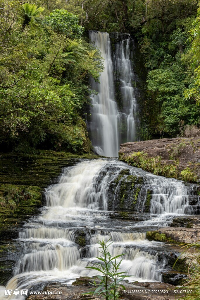 山间瀑布美景