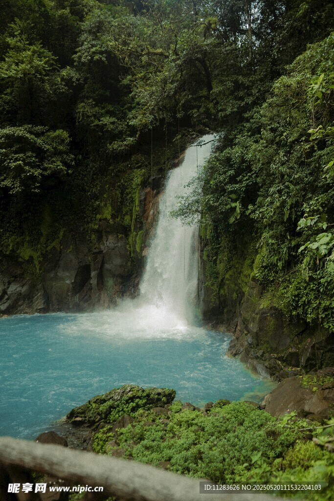 山间蓝池瀑布美景