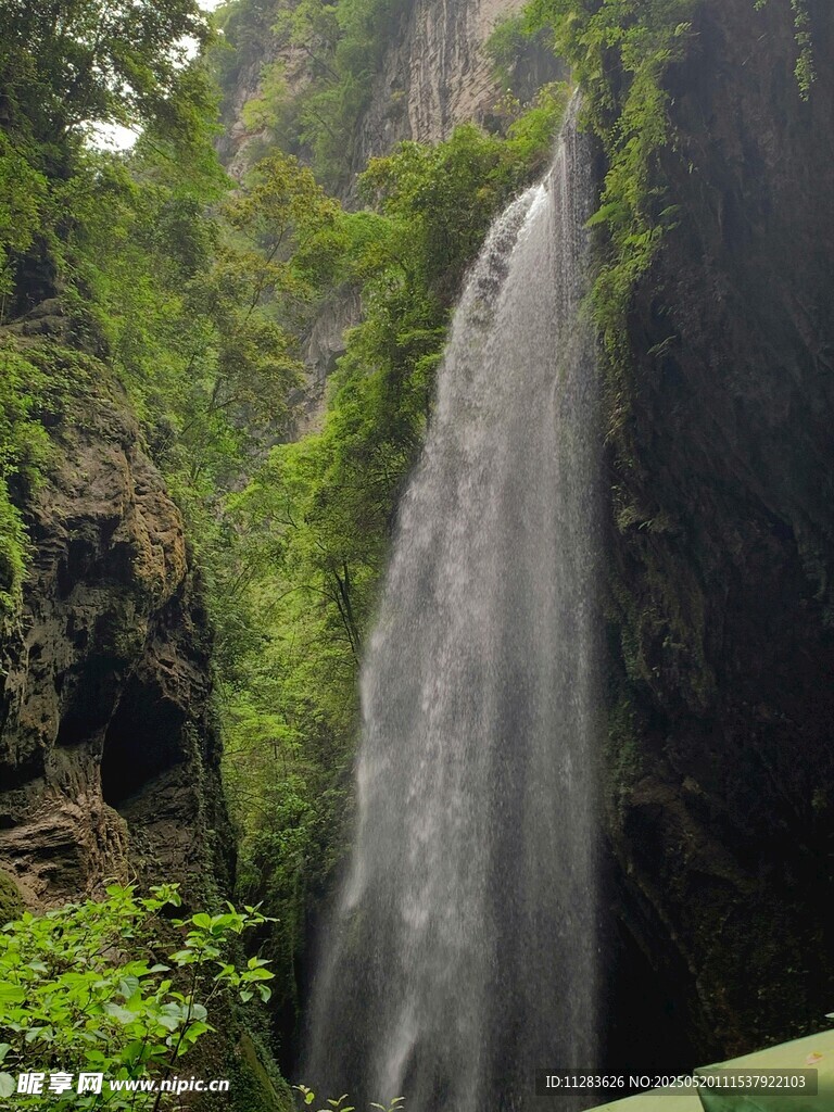 山间瀑布景观