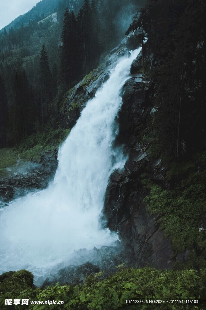 山间瀑布美景
