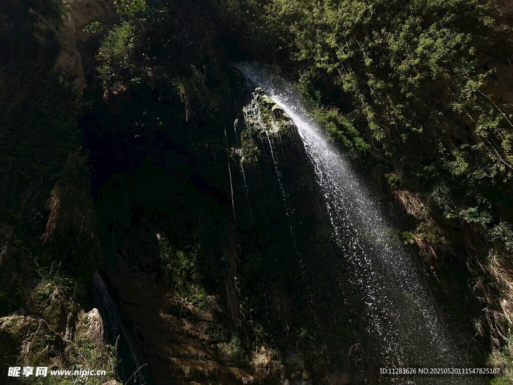 山间飞瀑