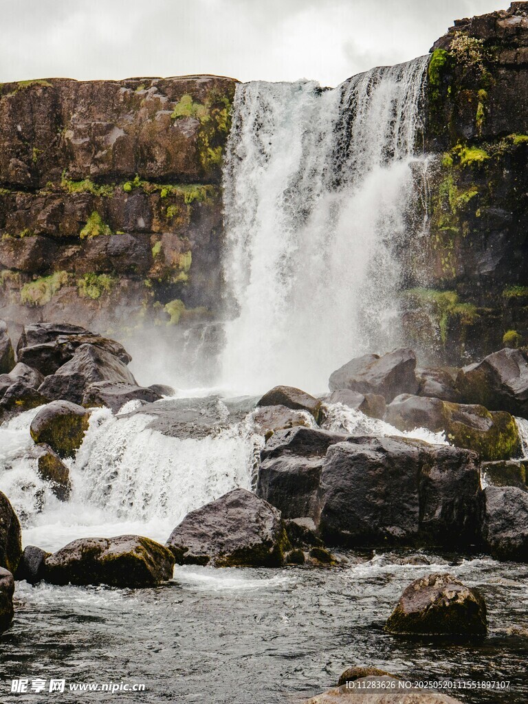 壮观山间瀑布景观