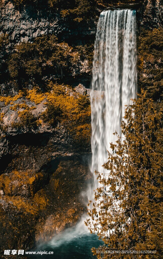 山间瀑布美景