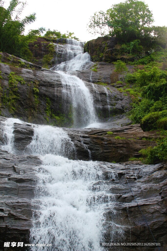 山间瀑布美景