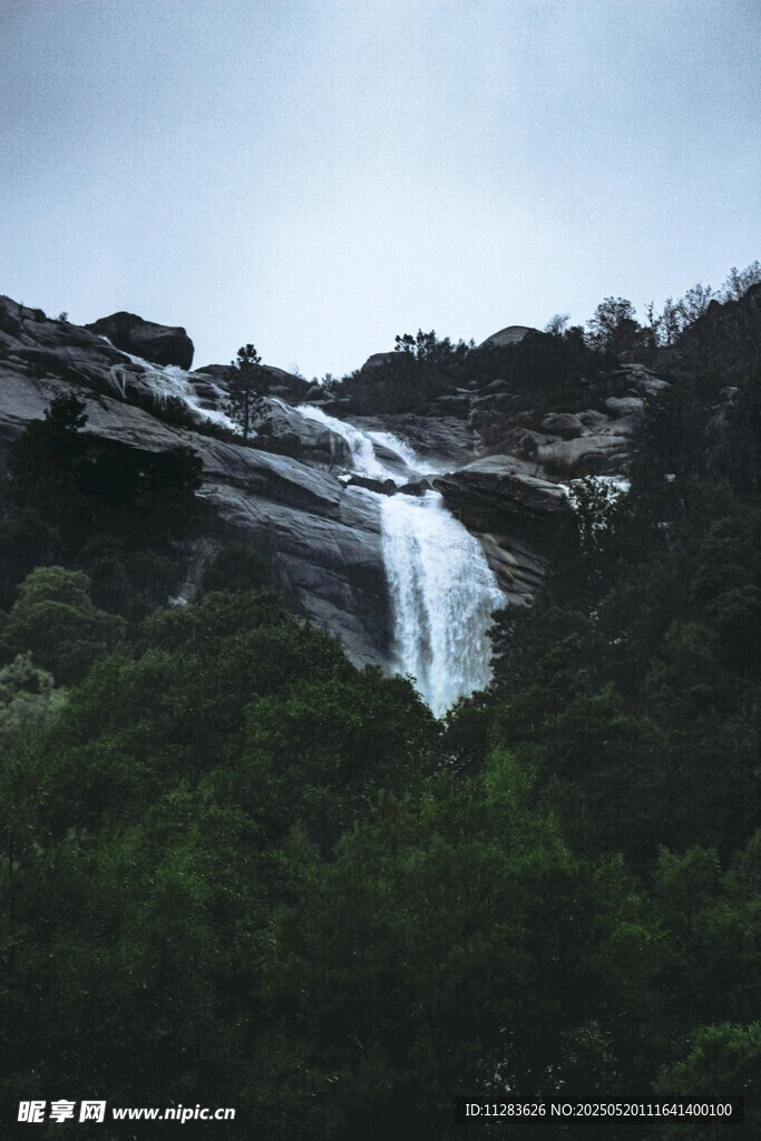 山间瀑布美景