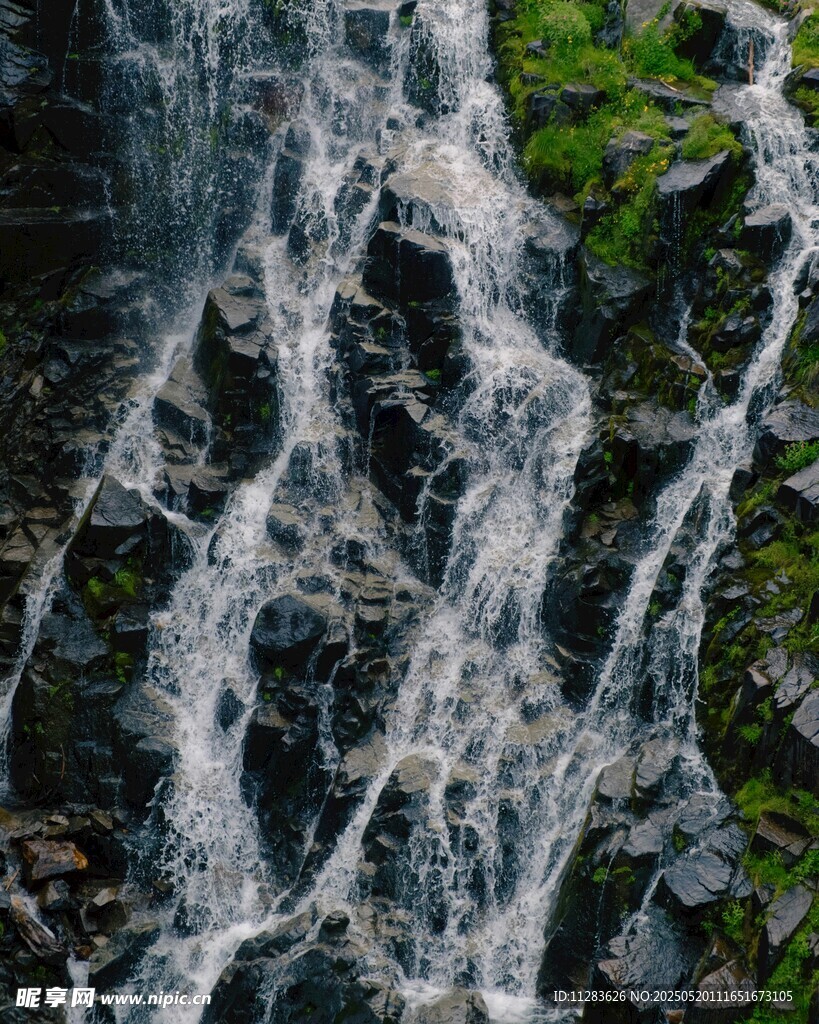 山间瀑布水流倾泻而下