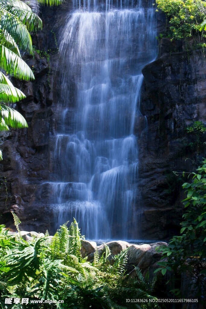 山间瀑布绿植环绕美景
