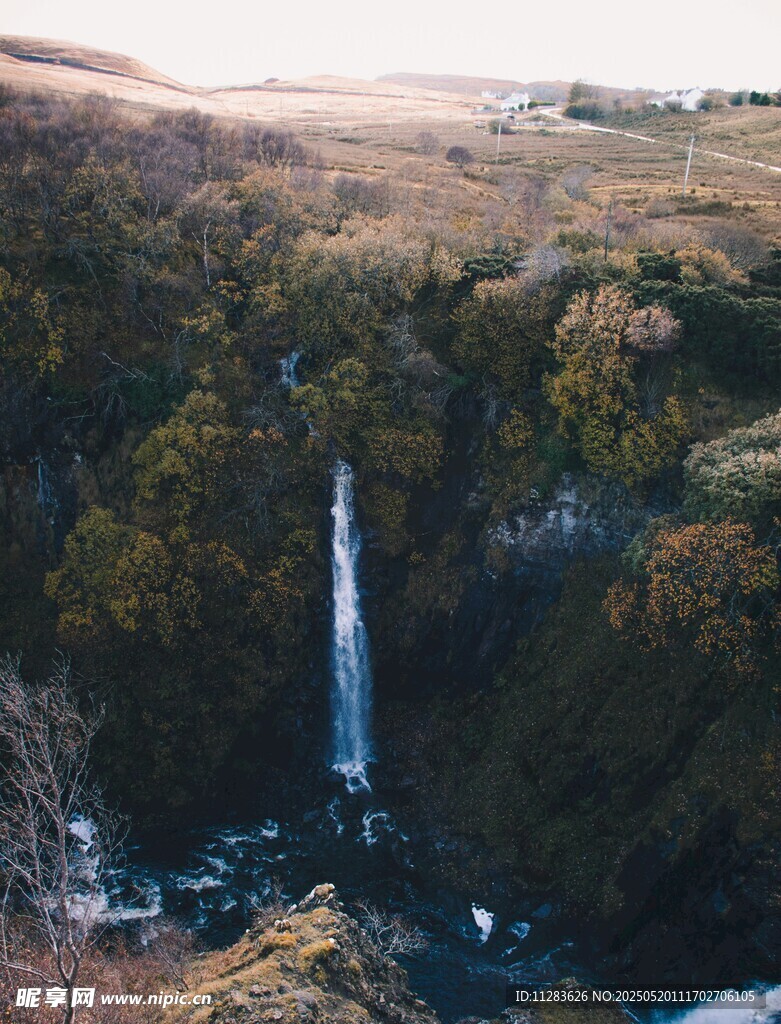 山间壮丽瀑布景观