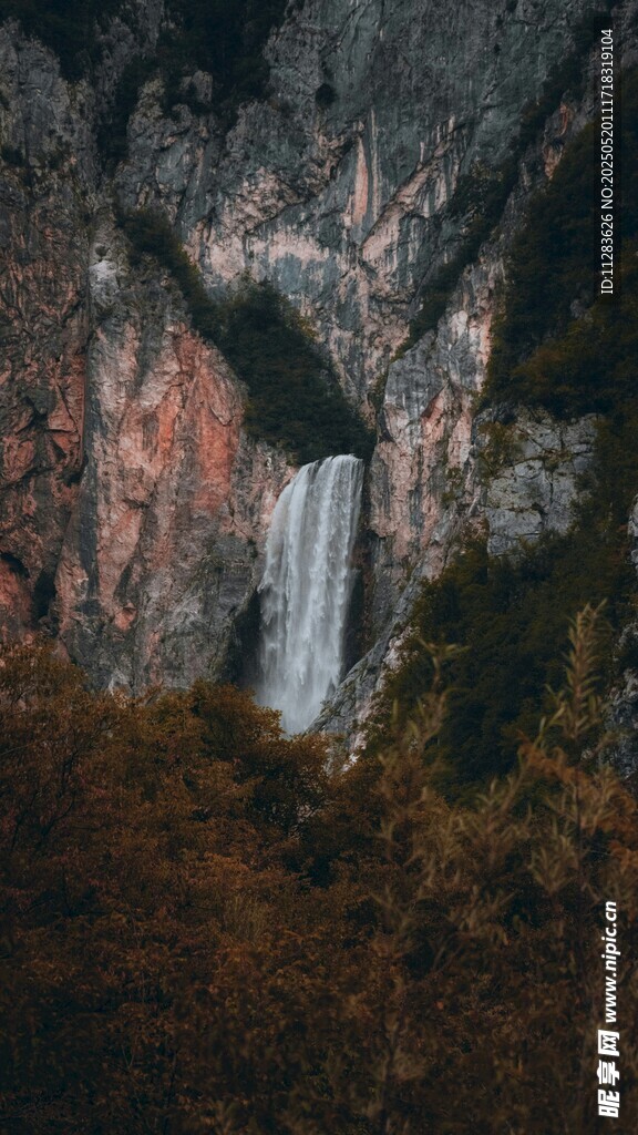 山间瀑布美景