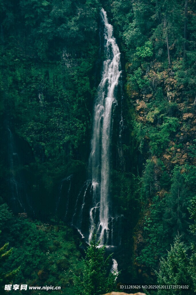 山间瀑布美景