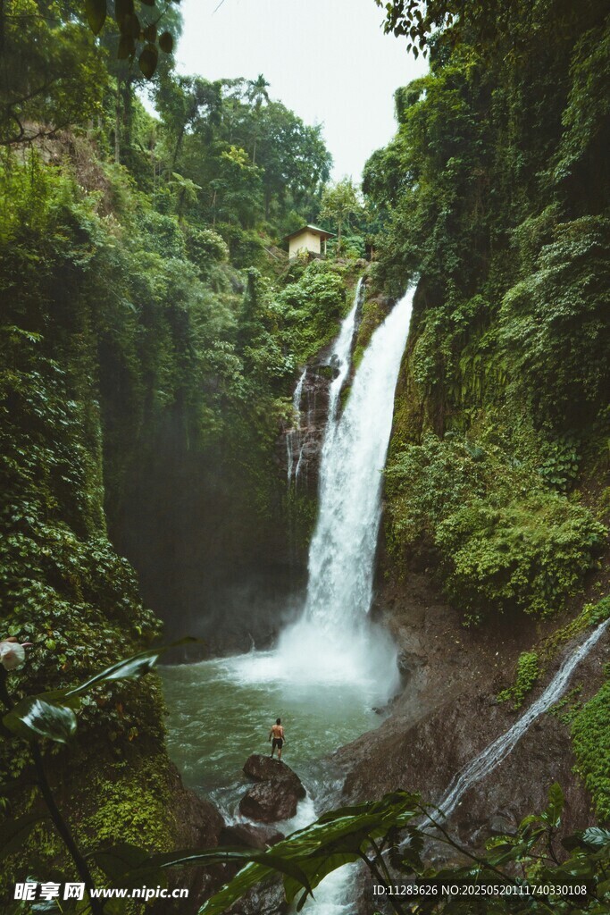 山间瀑布美景